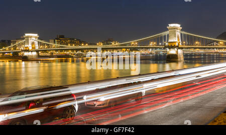 Nachtverkehr in Budapest, Ungarn. Kettenbrücke in den Hintergrund. Stockfoto