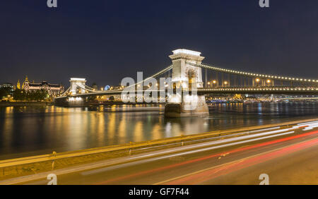 Kettenbrücke in der Nacht in Budapest, die Hauptstadt von Ungarn. Stockfoto