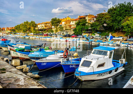 SOZOPOL - AUGUST 19: Angelboote/Fischerboote bei Sonnenuntergang am 19. August 2015 in Sozopol, Bulgarien. kleine Fischerboote und einige große angedockt Stockfoto