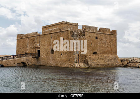 Mittelalterliche Festung im Hafen von Paphos auf Zypern Stockfoto