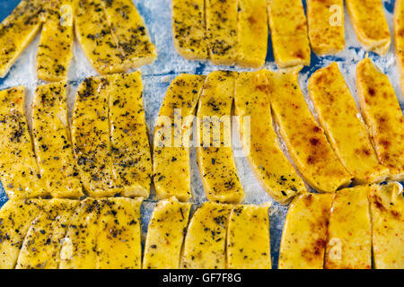 Rohteig gesalzener Käse Blätterteig-sticks mit Pfeffer und provenzalischen Kräutern closeup Stockfoto