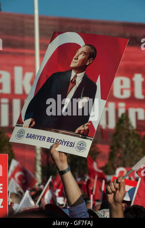 Tausende von Anhängern der Opposition der türkischen Regierung beitreten Anhänger der pro-Regierung um einen gescheiterten Putschversuch zu feiern. Stockfoto