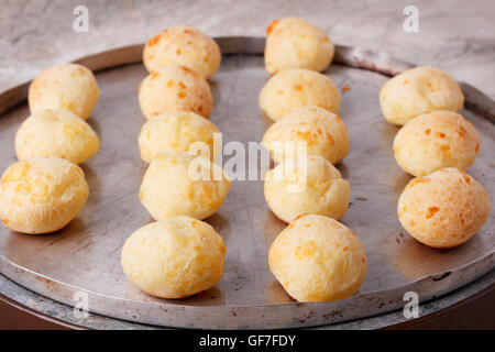 Brasilianischen Snack Käsebrot (Pao de Queijo) auf Backblech kochen. Selektiven Fokus Stockfoto