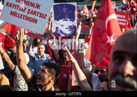 Tausende von Anhängern der Opposition der türkischen Regierung beitreten Anhänger der pro-Regierung um einen gescheiterten Putschversuch zu feiern. Stockfoto