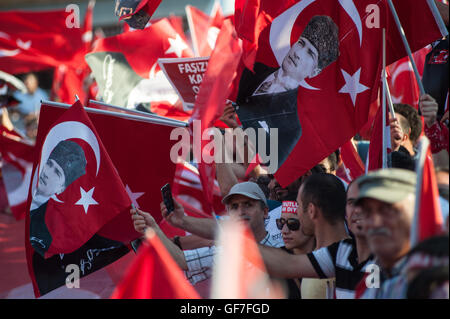 Tausende von Anhängern der Opposition der türkischen Regierung beitreten Anhänger der pro-Regierung um einen gescheiterten Putschversuch zu feiern. Stockfoto