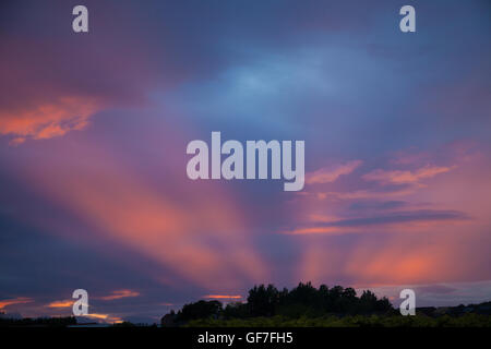 Sonnenuntergang mit rot / orange Lichtstrahlen in Fife Schottland Stockfoto
