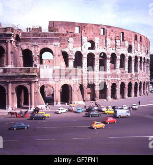 1960er-Jahren, historische, Rom, Italien und Autos geparkt außerhalb das riesige Kolosseum, das größte und bekannteste Amphitheater, das jemals gebaut wurde. Stockfoto