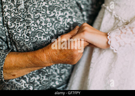 Mutter hält Tochter von Hand Closeup in Tag der Hochzeit Stockfoto