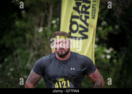 Muskulösen Erwachsenen Konkurrenten läuft weg von einem eisgefüllten Pool mit einer starken Freisetzung von Luft in einem Total Warrior-Event in Leeds, 2016 Stockfoto