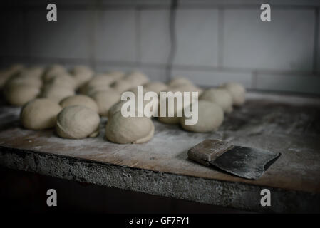 Barbari Brotteig - eine Art von persischen Fladenbrot, die vor allem im Iran. Es ist eines der dicksten Fladenbrote. Stockfoto