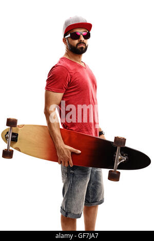 Vertikale Schuss eines jungen bärtigen Mannes hält eine Longboard isoliert auf weißem Hintergrund Stockfoto