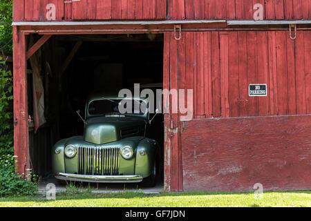 Mähren, New York - alte klassische LKW in einer roten Scheune. Stockfoto