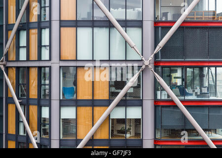 London, England - Juni 2016. Eine moderne und futuristische Wohnung in der Nähe von Tate Modern Museum. Stockfoto