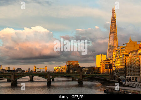 London, England - Juni 2016. Blick auf die Themse mit dem Shard Gebäude im Hintergrund bei Sonnenuntergang Stockfoto