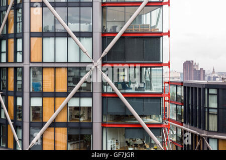 London, England - Juni 2016. Leben in einem Glaskasten, ein modernes Apartment in der Nähe von Tate Modern Museum. Stockfoto