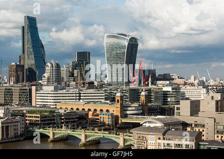 London, England - Juni 2016. Blick auf die Skyline von London von der Tate Modern Aussichtsplattform Stockfoto