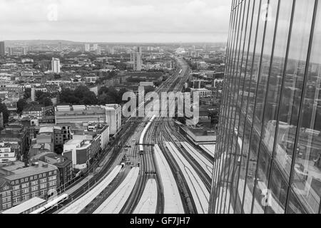 London, England - Juni 2016. Blick auf Bahngleisen und Plattformen aus dem Shard Gebäude Stockfoto