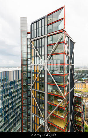 London, England - Juni 2016. Glas-Mehrfamilienhaus in der Nähe von Tate Modern Museum. Stockfoto