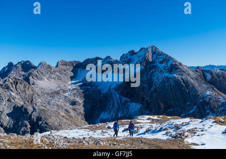 Mann und Frau Bergsteigen im Allgäu Alpen in der Nähe von Oberstdorf, Allgäu, Deutschland Stockfoto