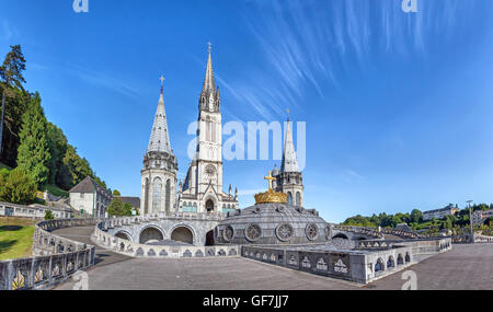 Panorama der Rosenkranz-Basilika in Lourdes, Hautes-Pyrénées, Frankreich Stockfoto