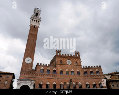 Torre del Mangia in Piazza del Campo - Siena, Italien Stockfoto