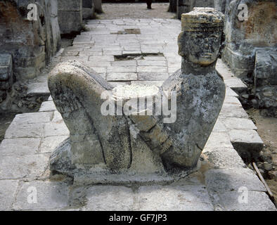 Mexiko. Chichen Itza. Tempel der Krieger. Enrance mit Chac Mool Opferblut Stein. 900-1200 N. CHR.. Maya-toltekischen. Yucatan. Stockfoto