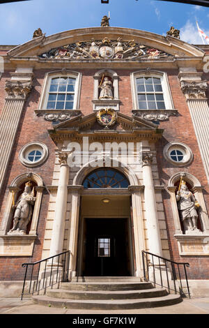 Die Fassade außen an der Guildhall / Worcester Guildhall (Rathaus). Worcester. VEREINIGTES KÖNIGREICH. Auf sonnigen Tag & blauer Himmel / Himmel. Stockfoto