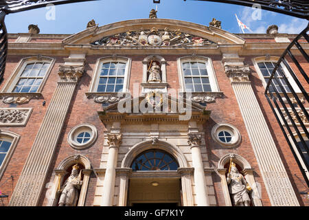 Die Fassade außen an der Guildhall / Worcester Guildhall (Rathaus). Worcester. VEREINIGTES KÖNIGREICH. Auf sonnigen Tag & blauer Himmel / Himmel. Stockfoto