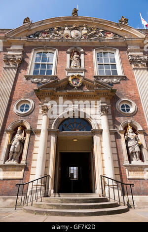 Die Fassade außen an der Guildhall / Worcester Guildhall (Rathaus). Worcester. VEREINIGTES KÖNIGREICH. Auf sonnigen Tag & blauer Himmel / Himmel. Stockfoto