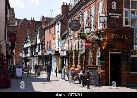 Szene / view im historischen Stadtzentrum von Worcester; Kreuzung / Ecke Mönch St. / Pumpe Street. Worcestershire. VEREINIGTES KÖNIGREICH. Stockfoto