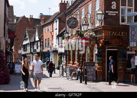 Szene / view im historischen Stadtzentrum von Worcester; Kreuzung / Ecke Mönch St. / Pumpe Street. Worcestershire. VEREINIGTES KÖNIGREICH. Stockfoto