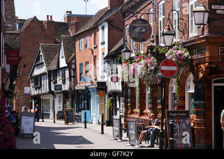 Szene / view im historischen Stadtzentrum von Worcester; Kreuzung / Ecke Mönch St. / Pumpe Street. Worcestershire. VEREINIGTES KÖNIGREICH. Stockfoto