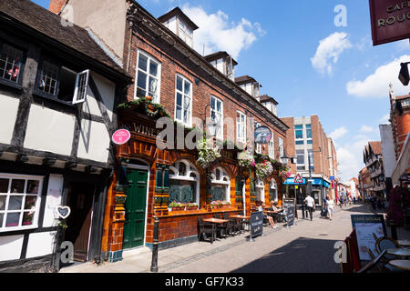Straße Szene im historischen Zentrum / zentrale Worcester Stadt auf Friar Street (Richtung New Street). Public House ist Eagle Gewölbe. Stockfoto
