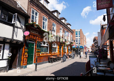 Straße Szene im historischen Zentrum / zentrale Worcester Stadt auf Friar Street (Richtung New Street). Public House ist Eagle Gewölbe. Stockfoto