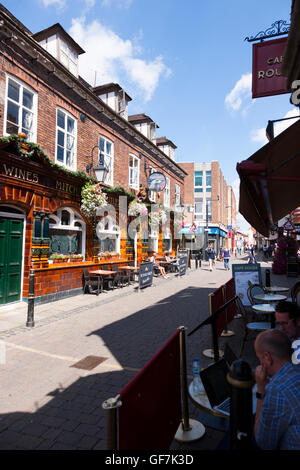 Straße Szene im historischen Zentrum / zentrale Worcester Stadt auf Friar Street (Richtung New Street). Public House ist Eagle Gewölbe. Stockfoto