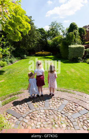 Greyfriars Haus und Garten mit 3 Kinder / kids / Zicklein zu laufen & spielen auf der Wiese im Garten Rasen. Mönch St, Worcester. UK Stockfoto