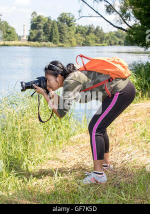 Frau Fotos am Ufer des Teiches Stockfoto