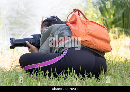 Frau Fotos am Ufer des Teiches Stockfoto