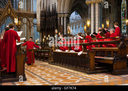 Besuch Chor aus USA singen / Chorsänger singen / Chorknabe singt / praktiziert / Chöre Pracising bei Worcester Cathedral, UK. Stockfoto