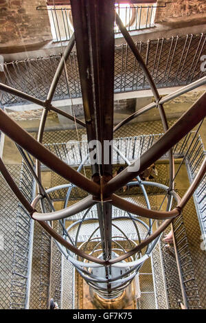 Stahlkonstruktion für Aufzug im Inneren der Old Town Hall Tower, Prag Stockfoto