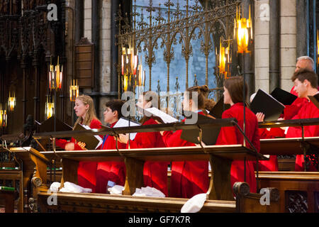 Besuch Chor aus USA singen / Chorsänger singen / Chorknabe singt / praktiziert / Chöre Pracising bei Worcester Cathedral, UK. Stockfoto