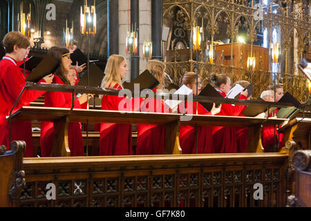 Besuch Chor aus USA singen / Chorsänger singen / Chorknabe singt / praktiziert / Chöre Pracising bei Worcester Cathedral, UK. Stockfoto