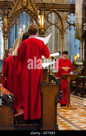 Besuch Chor aus USA singen / Chorsänger singen / Chorknabe singt / praktiziert / Chöre Pracising bei Worcester Cathedral, UK. Stockfoto