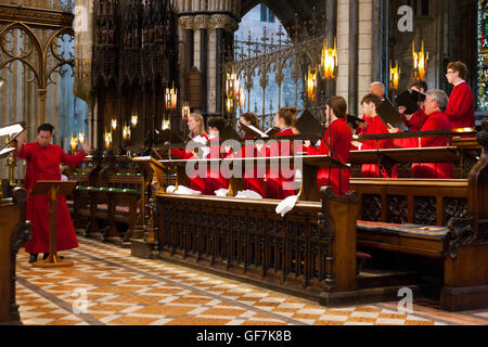 Chorleiter-Leiter des Chores aus USA singen / Chorsänger singen / Chorknabe singt / Chöre Pracising an der Kathedrale von Worcester UK Stockfoto