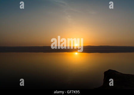 Malerische Aussicht auf Meer gegen Himmel bei Sonnenuntergang Stockfoto