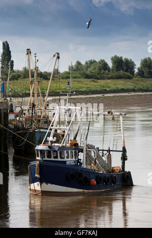 Großbritannien, England, Norfolk, King's Lynn, Boal Quay, Angelboote/Fischerboote vertäut am Fluss Great Ouse Stockfoto