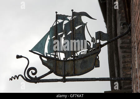 Großbritannien, England, Norfolk, King's Lynn, Bridge Street, alte Schiff Grönland Fischerei Pub anmelden Walfang-Viertel Stockfoto