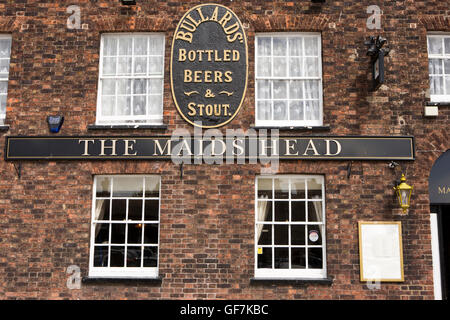 Großbritannien, England, Norfolk, King's Lynn, Dienstag Marktplatz, Maid es Head Pub, alte Bullards Bier Schilder Stockfoto