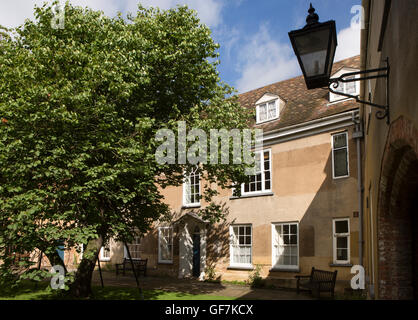 Großbritannien, England, Norfolk, King's Lynn, Queen Street, Thoresby Hochschule Hof, Trinity Gilde Priester Wohnhaus Stockfoto