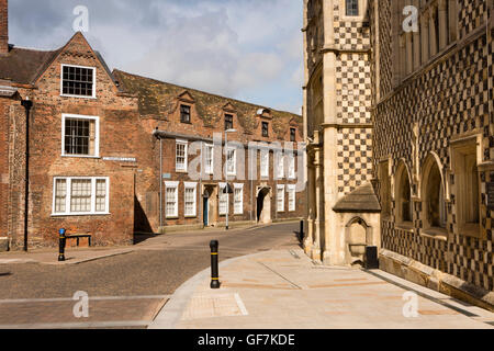 Großbritannien, England, Norfolk, King's Lynn, St. Margaret-Platz, Rathaus und Thoresby College Stockfoto